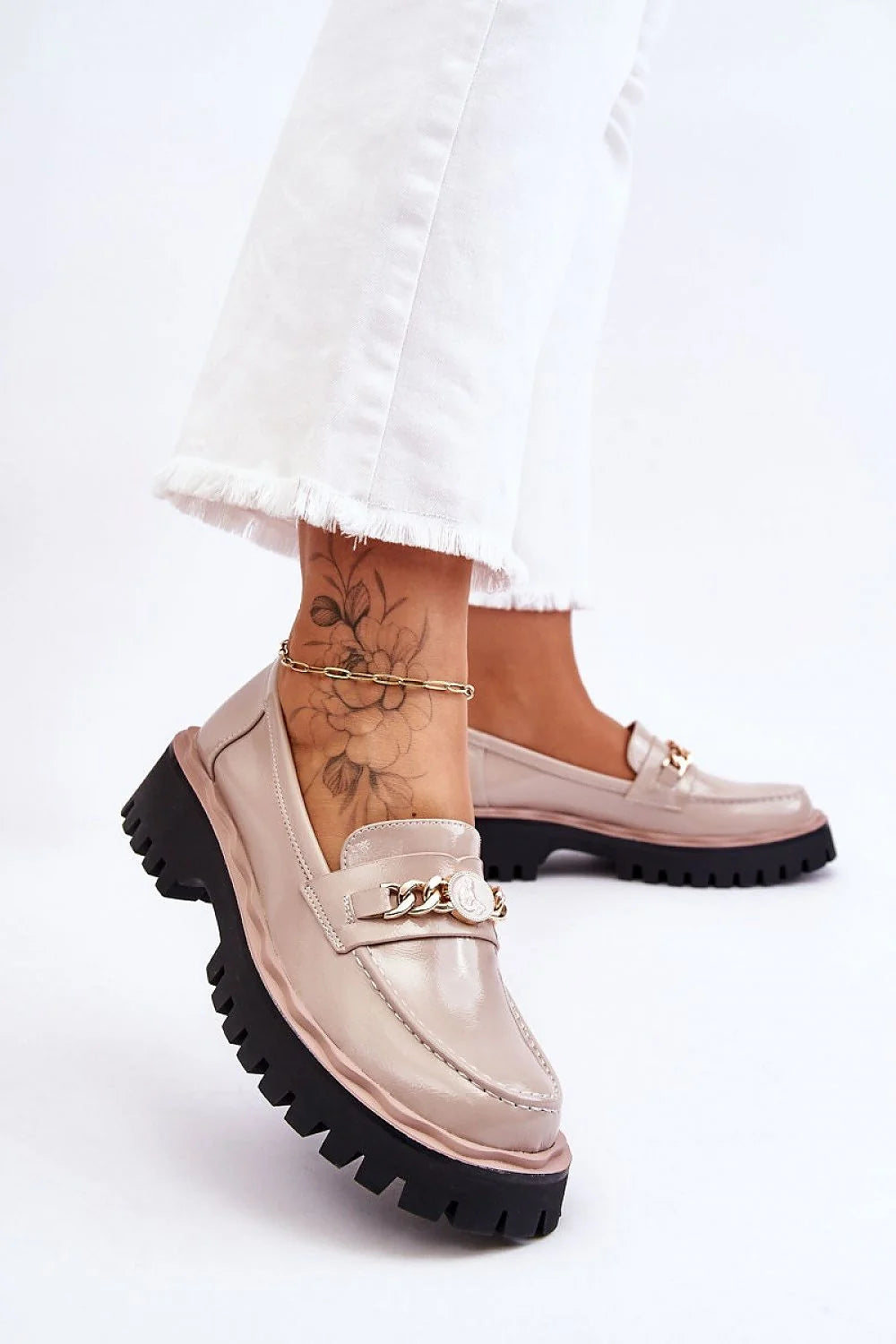 Mocassins pour femme élégants moderne cuir verni beige chaîne dorée semelle épaisse talon légèrement surélevé confortable occasionnels décontractés élégants