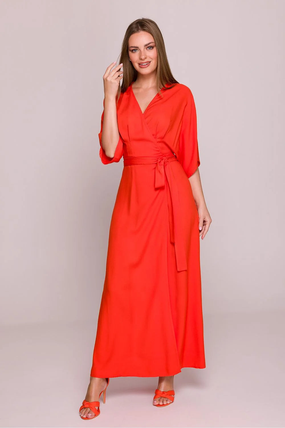 Robe féminine élégante rouge orangé longue manches longues V-neck ceinture ajustable viscose satinée femmes occasion spéciale