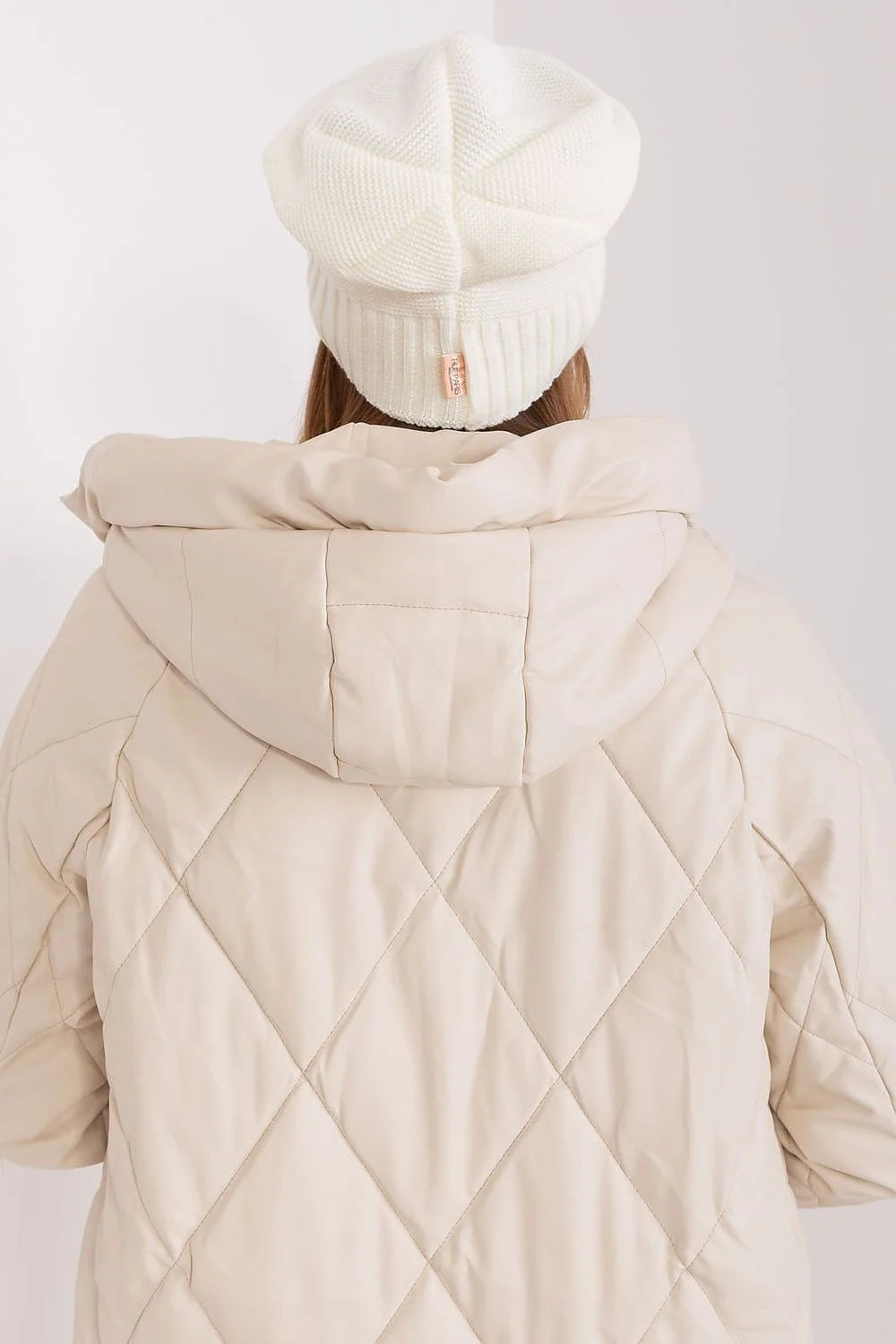 Bonnet d'hiver pour femme en laine et acrylique, design slouchy, perles dorées, couleur blanche, style moderne et élégant