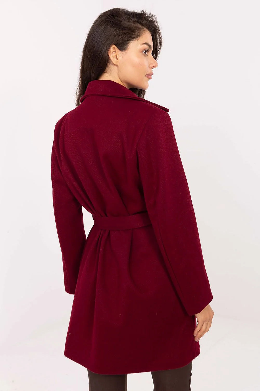 femme manteau mi long ceinturé bordeaux profond coupe mi cuisses grand col tailleur double boutonnage silhouette élégante cintrée