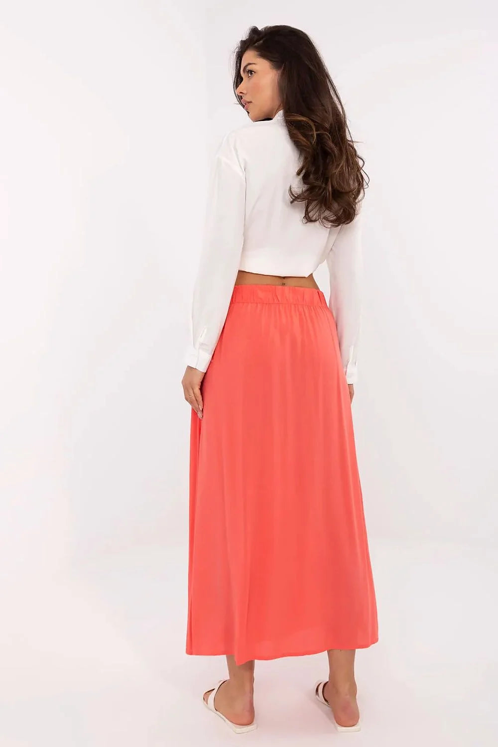 Jupe longue corail élégante pour femme avec chemise blanche cropped style moderne occasion décontractée