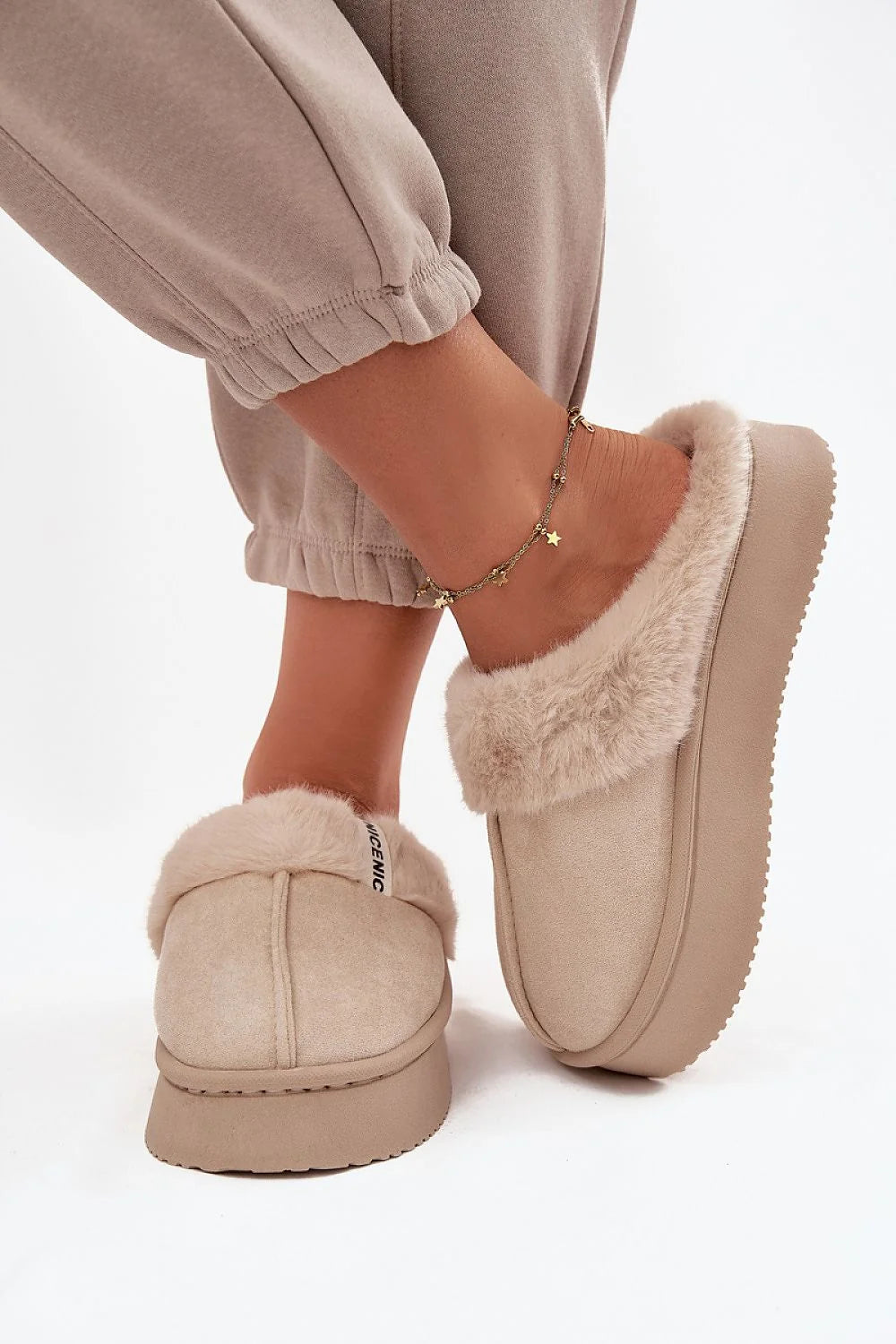 pantoufles femmes fourrées simili daim écologique beige suédine col fausse fourrure slipon intérieure rembourrée semelle plateforme crantée antidérapante sangle stylée