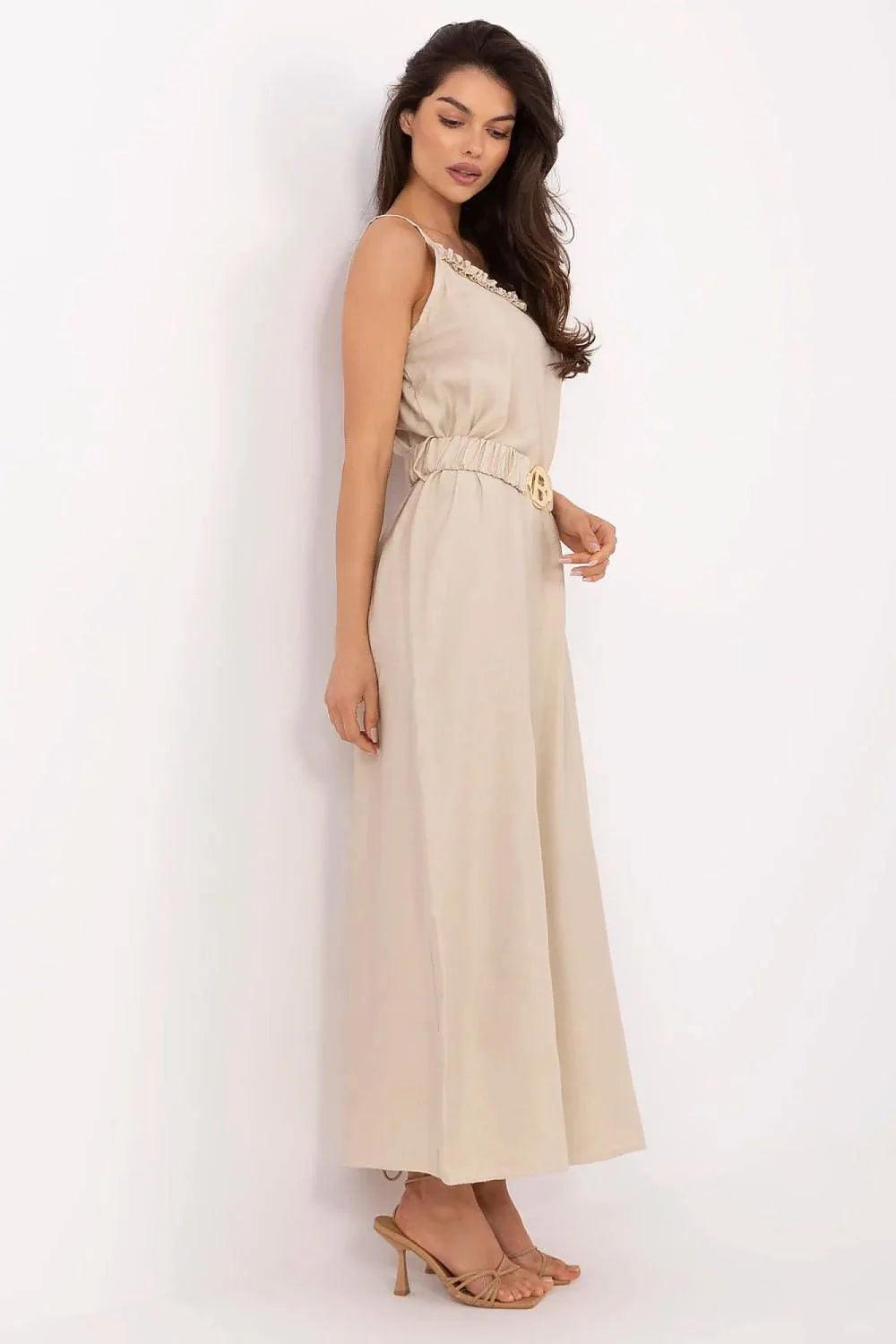 Robe de jour élégante sans manches beige clair coupé ample ceinture dorée femme été