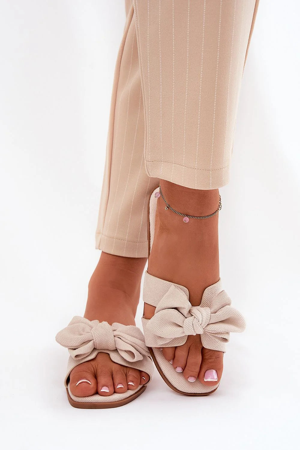 Sandales féminines tissu textile talon plat nœud décoratif style estival beige clair confortable été 2023