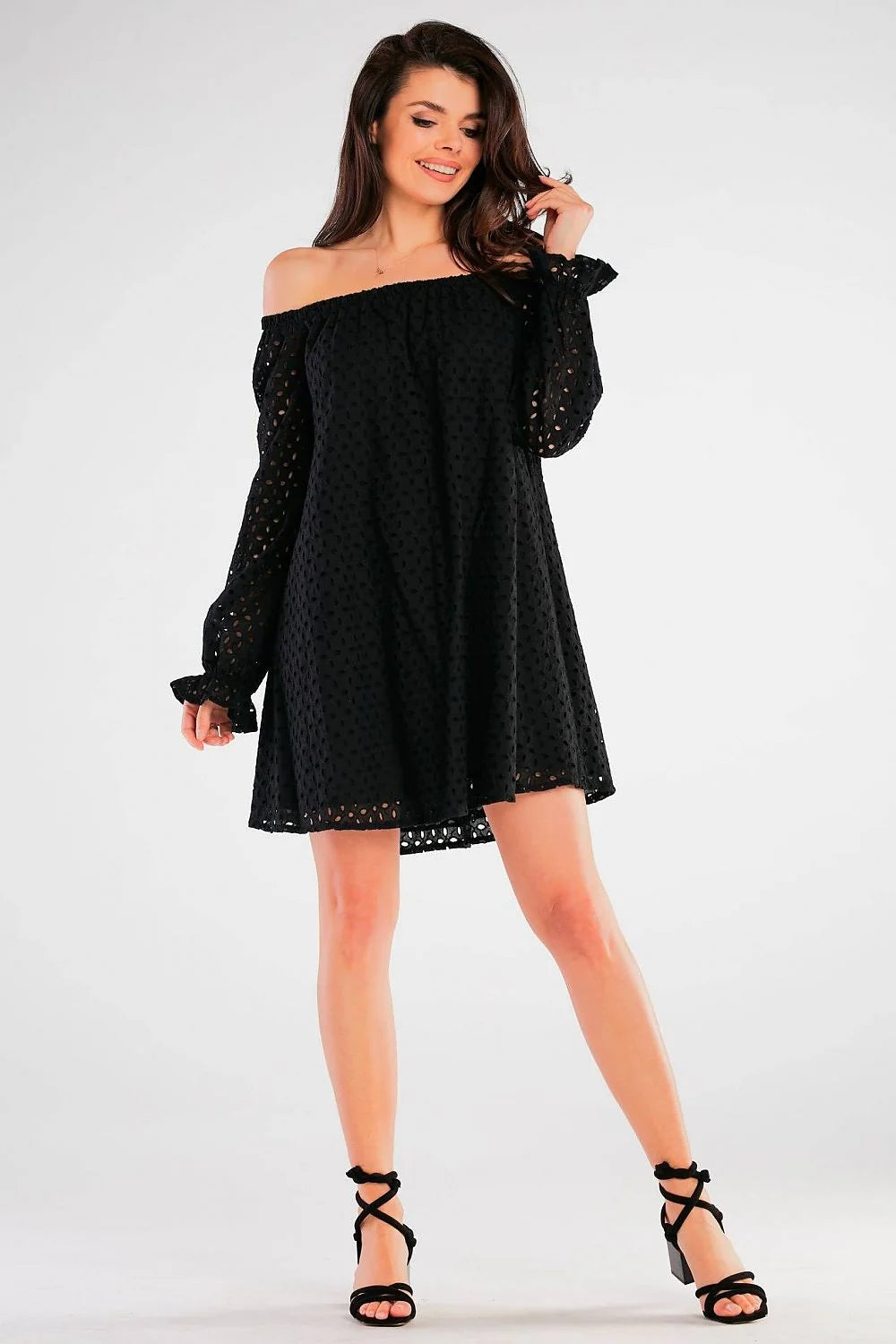 Robe off-shoulder broderie anglaise noire longues manches 100% coton femme élégance moderne style bohème