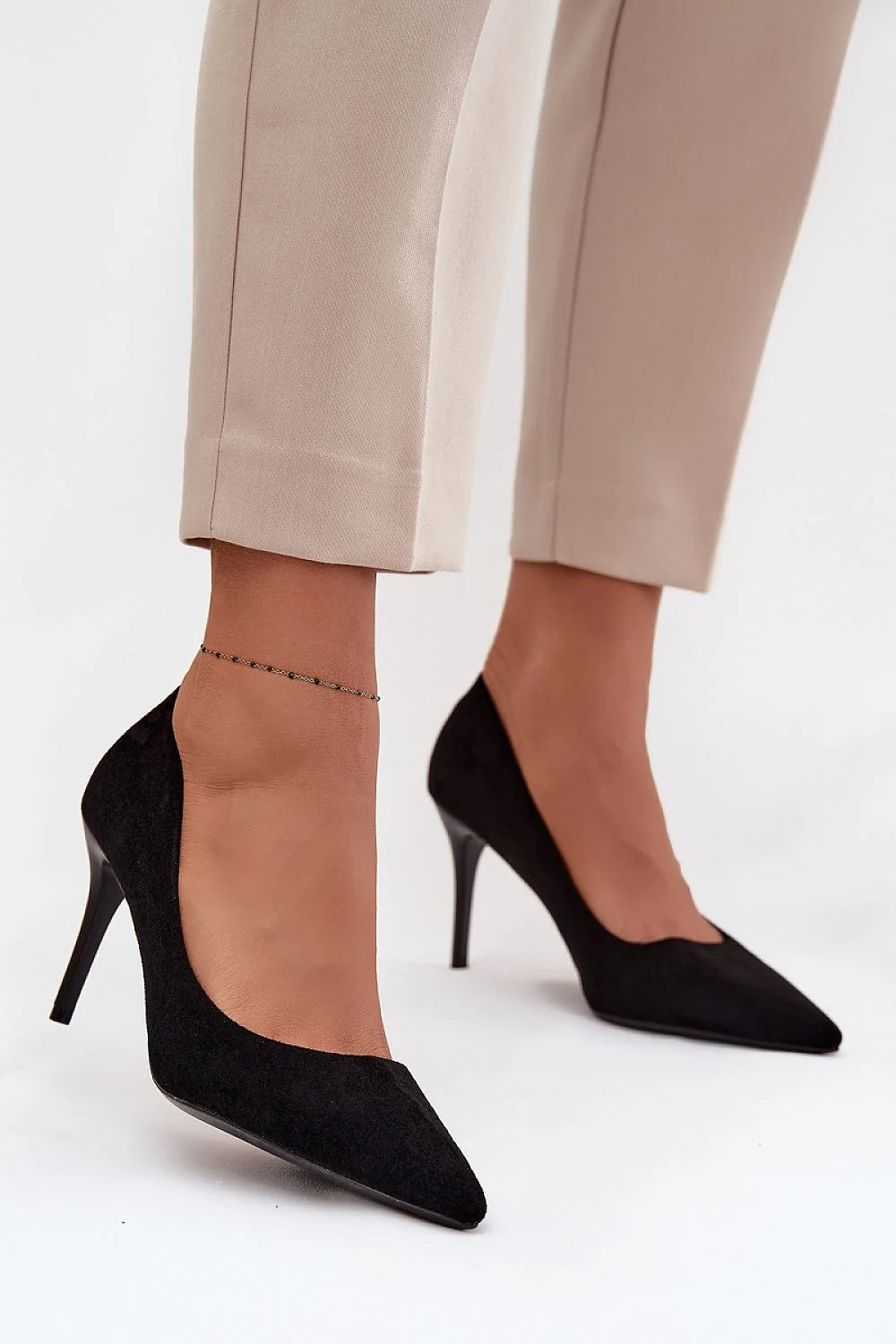 escarpins suédine noir talon aiguille haut bout pointu silhouette élancée coupe fermée semelle fine veloutée confortable cuir écologique