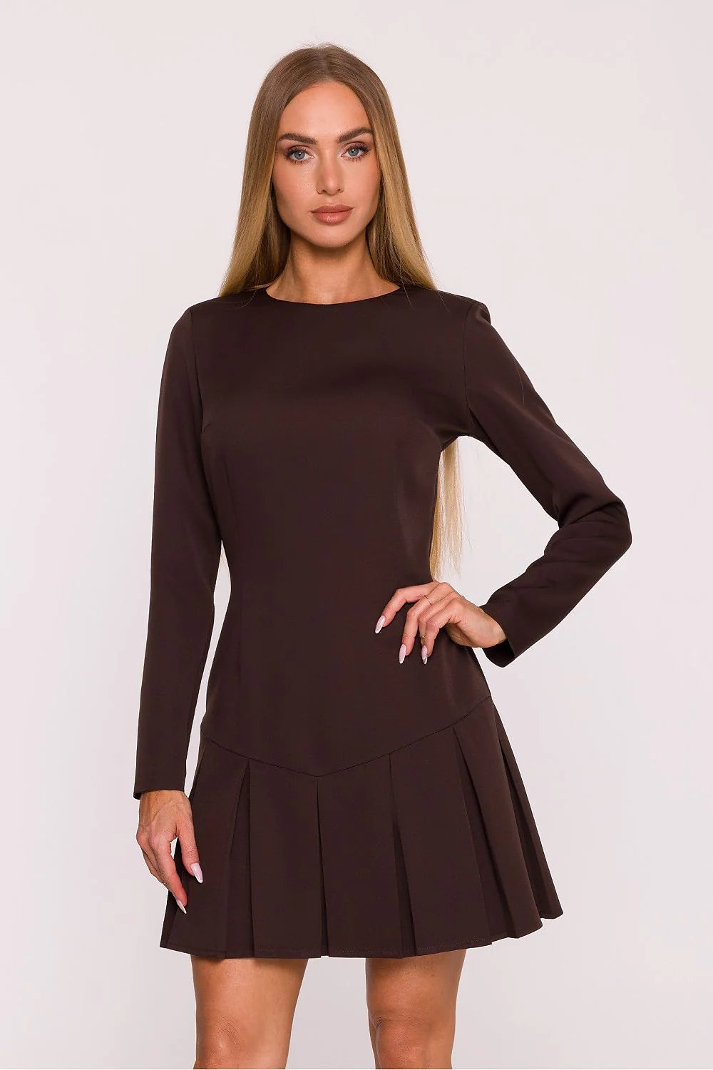 robe courte manches longues col bateau marron chocolat buste ajusté jupe plissée mini silhouette féminine tissu structuré extensible minimaliste