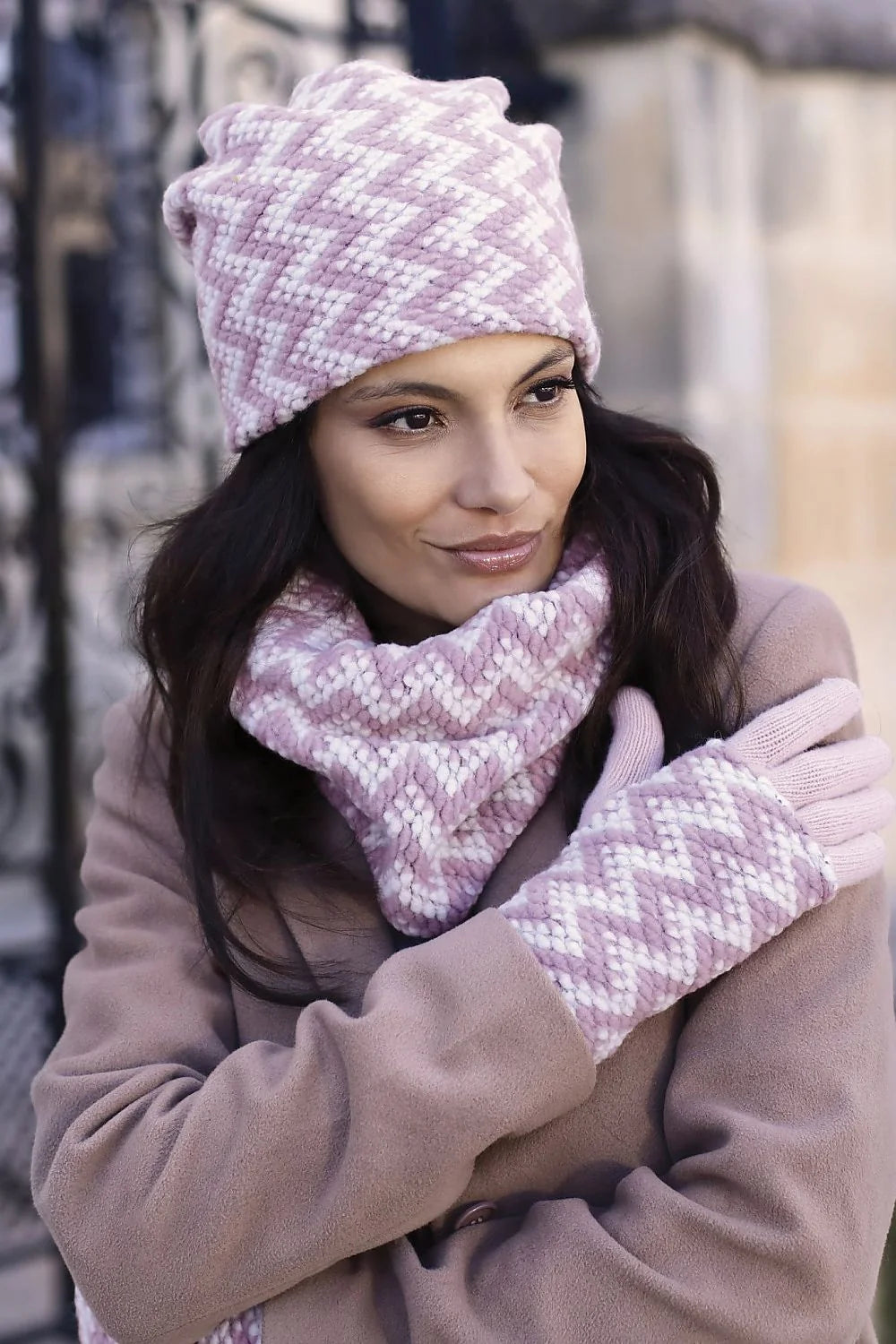 Ensemble hivernal pour femme comprenant bonnet, écharpe et gants motif chevrons rose pâle et blanc tricot laine acrylique doux confortable coupe slouch finitions de qualité