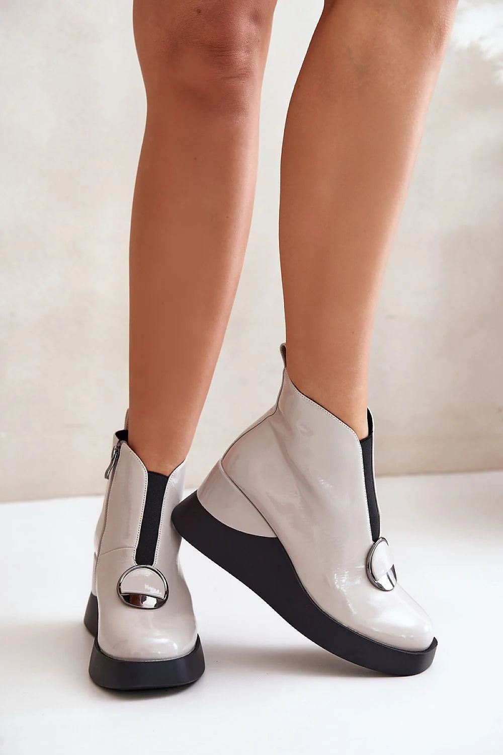 Bottines mode design moderne cuir verni beige clair coupe épurée talon intégré semelle plateforme femmes