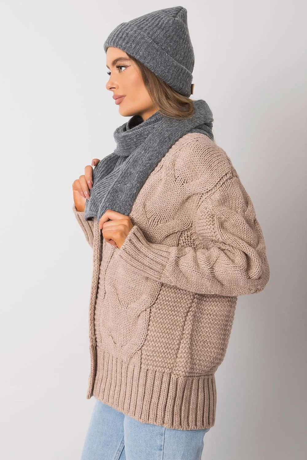 Ensemble hiver féminin gilet écharpe bonnet tricot acrylique laine beige grise femmes occasion automne hiver mode cosy
