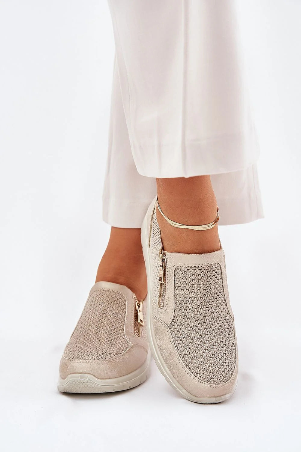 Chaussures basses féminines modernes en maille beige et cuir synthétique fermeture éclair dorée confort toute la journée occasions quotidiennes