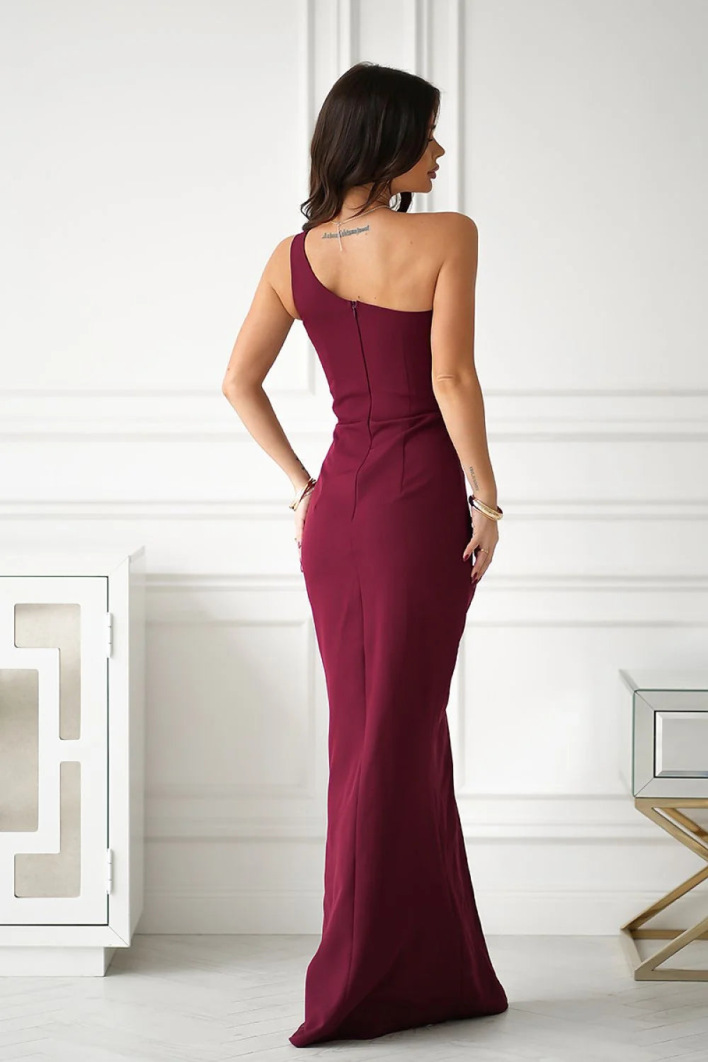 robe longue soirée bordeaux asymétrique monoépaule décolleté paillettes satinée drapée fente haute cintrée élégante sophistiquée luxueuse fluide