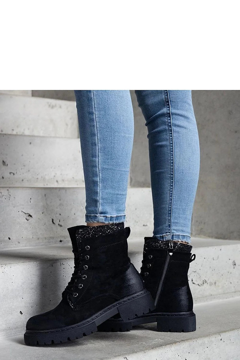 Bottes Solea pour femmes en cuir et suède noires design industriel robuste et tendance