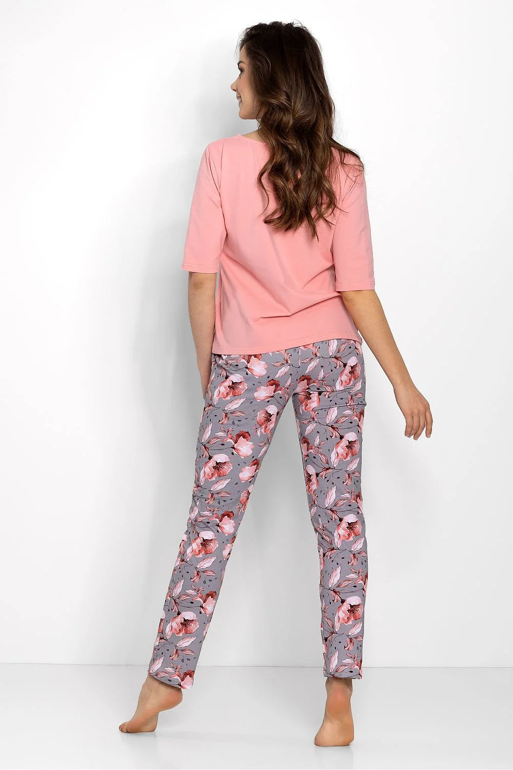 Pyjama pour femme élégant et confortable en matières naturelles, style décontracté, couleur rose pâle et motif floral, coupe ample, manches courtes, pantalon droit, idéal pour la maison ou les sorties