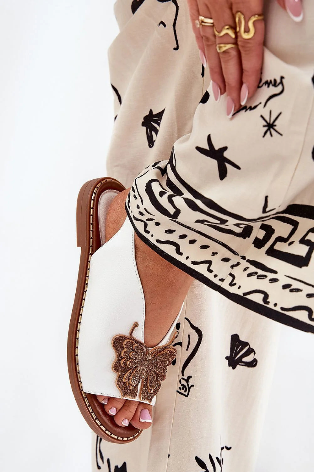 Sandales ouvertes à talon plat style papillon simili cuir blanc femmes confort occasion élégance été soirée