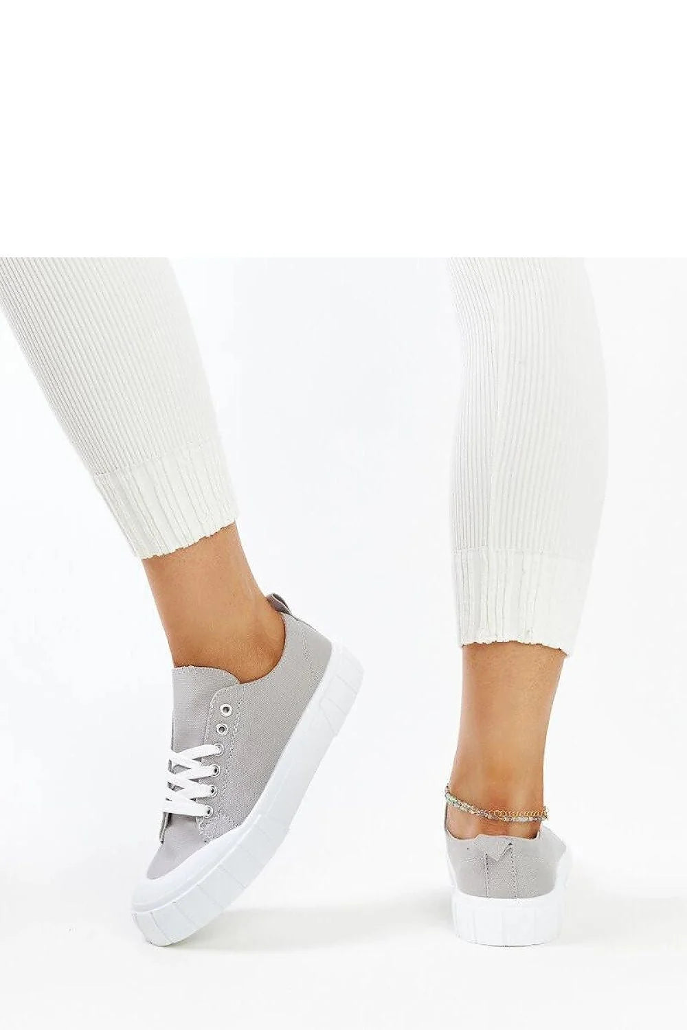 Baskets Adidas grises pour femmes, style moderne, tige basse, toile respirante, semelle caoutchouc, lacets blancs, accessoire chaînette multicolore, sneakers confortables occasionnels, look décontracté et sophistiqué