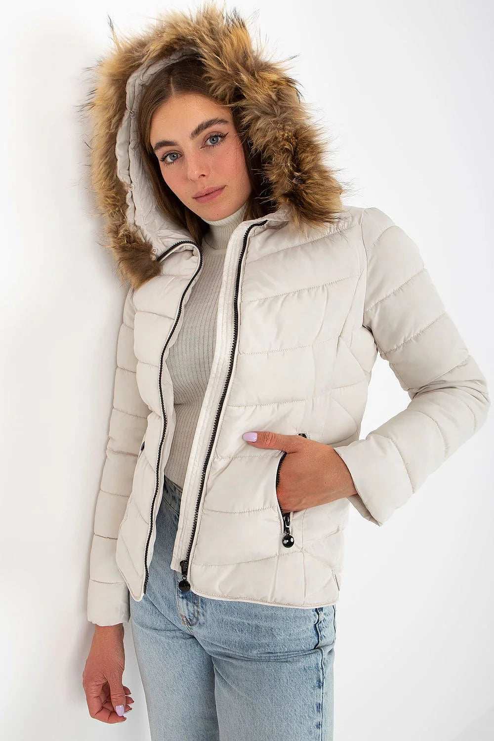 Veste matelassée pour femme taupe clair polyester 100% coupe ajustée capuche fourrure faux fermeture éclair poches latérales hiver