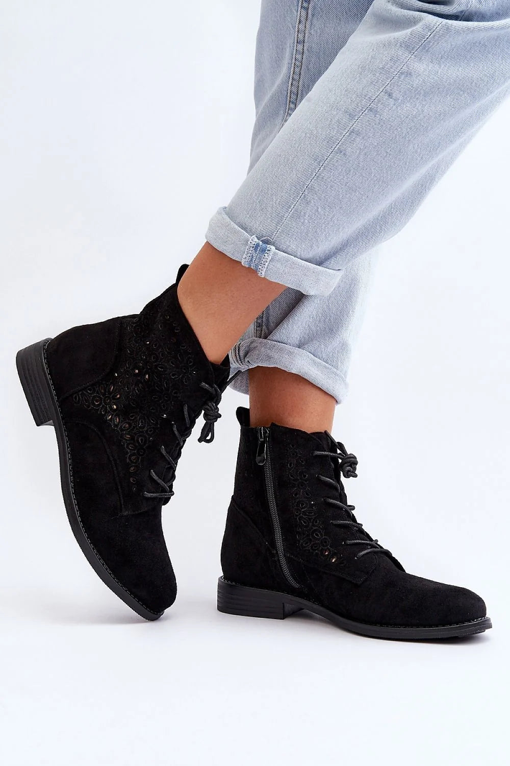 bottines femme ecosuede noir broderie fleurie perforée lacets zip latéral talonplat tige13cm semellecaoutchouc boutarrondi coupeajustée confort urbain sophistiquée