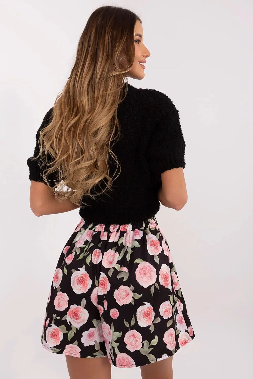 Ensemble deux pièces pull maille épaisse jupe imprimée fleurs roses femme, style romantique décontracté, occasion quotidienne, couleur noire, texture douce, tissu fluide, longueur au-dessus du genou