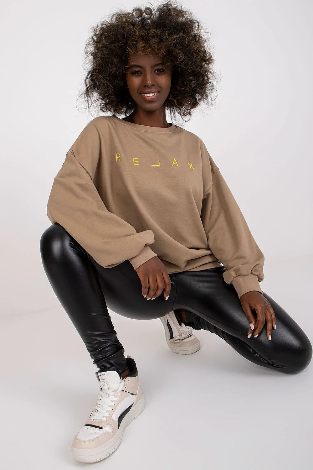 Sweatshirt femme beige coton polyester oversize épaules tombantes col rond broderie relax inscription minimaliste style casual