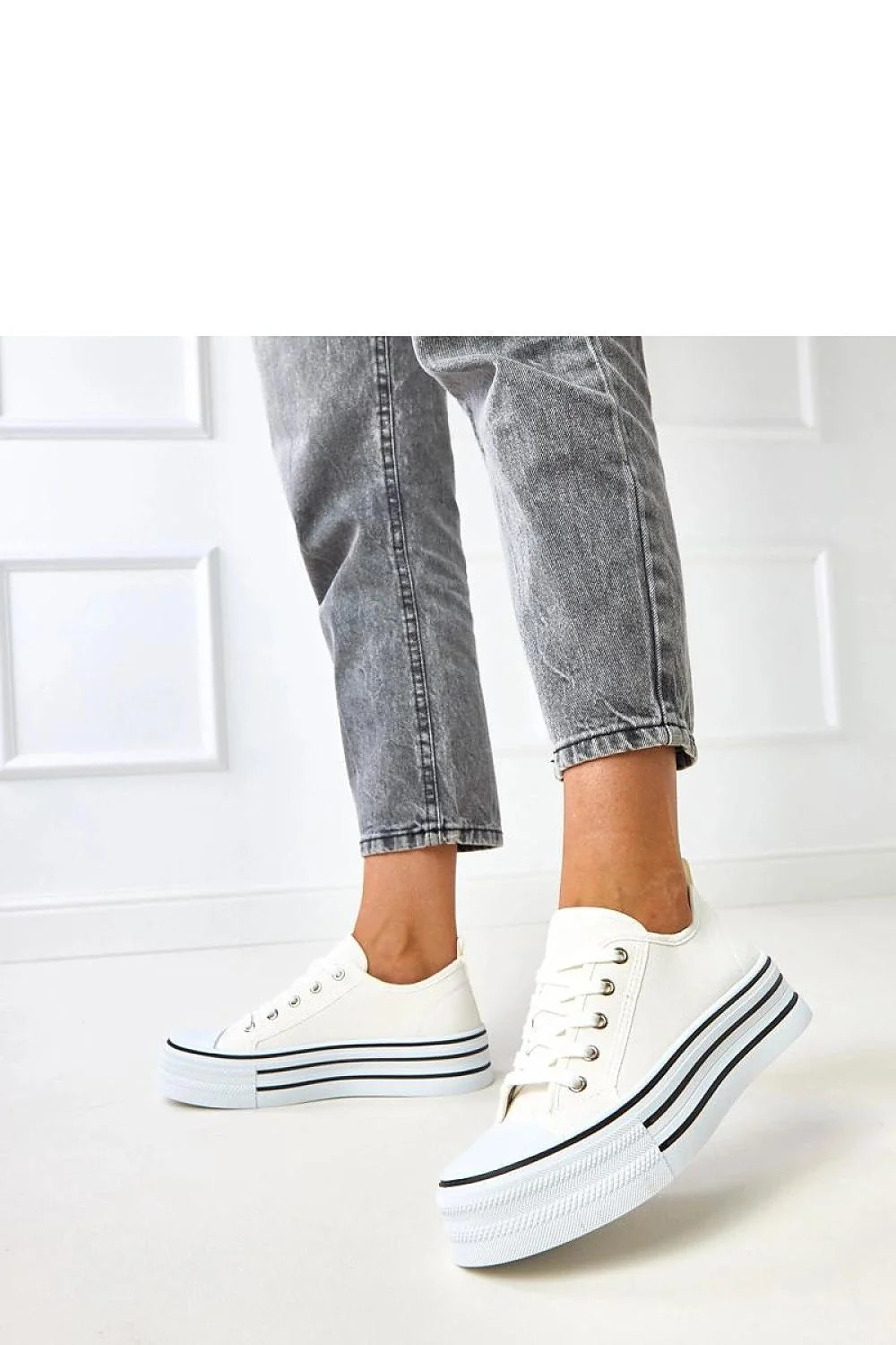 baskets plateforme lacées femme toile blanche basses renforcé caoutchouc œillets métalliques semelle épaisse antidérapante bandes noires rétro casual urbaine confort