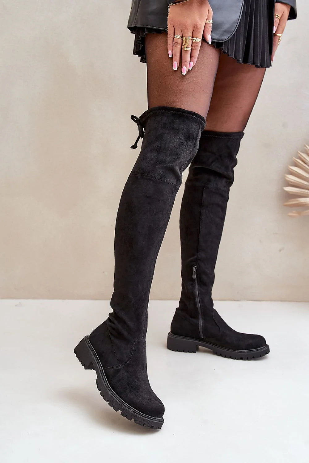 Bottes cuissardes en suède noir profond, style élégant, talon plat, zip latéral, idéales pour l'hiver, femmes