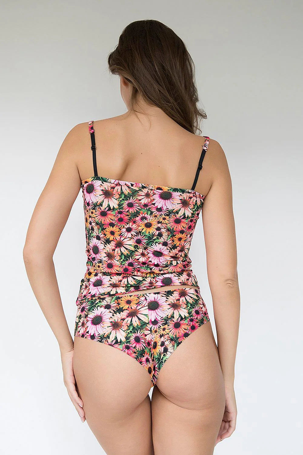 Ensemble lingerie haut bretelles culotte floral marguerites motifs vibrants couleurs vives fond sombre coupe ajustée confort optimal occasion