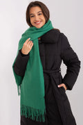 Manteau d'hiver matelassé élégant pour femme avec écharpe verte longue et franges, style urbain moderne, coupe ajustée, col protecteur, matériau résistant à l'eau