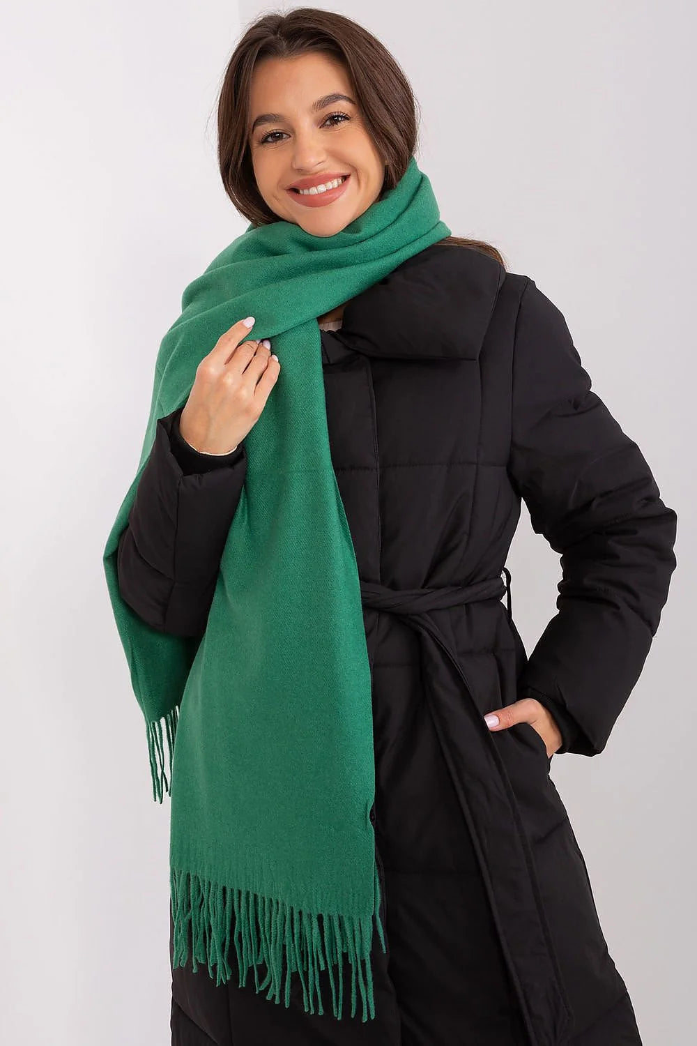 Manteau d'hiver matelassé élégant pour femme avec écharpe verte longue et franges, style urbain moderne, coupe ajustée, col protecteur, matériau résistant à l'eau