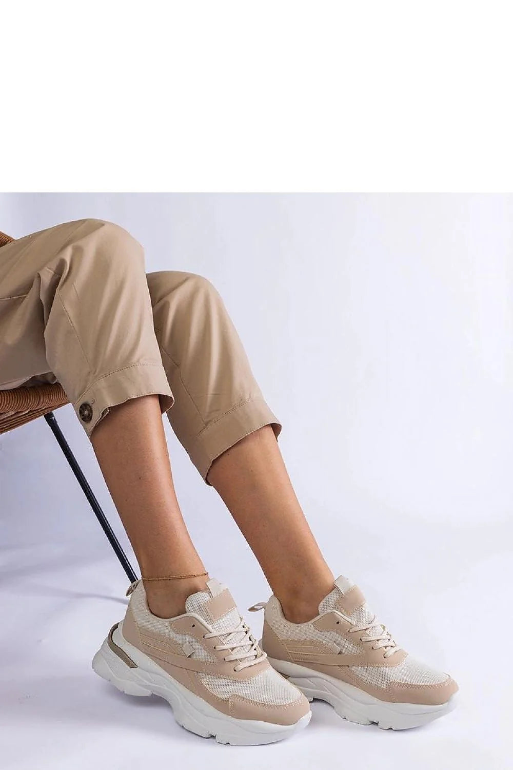 Baskets féminines modernes à semelle épaisse couleur beige et blanc cassé en cuir écologique confortable pour usage quotidien
