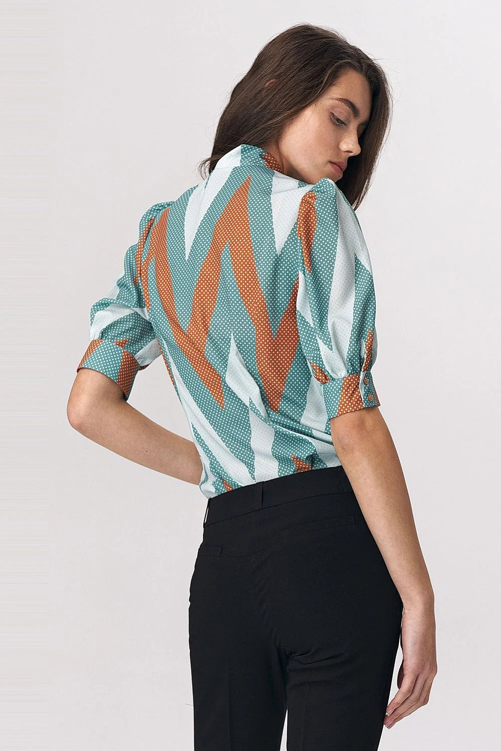Chemisier audacieux pour femme en turquoise, orange et blanc, motif géométrique, manches bouffantes, col en nœud, polyester 98% élasthanne 2%
