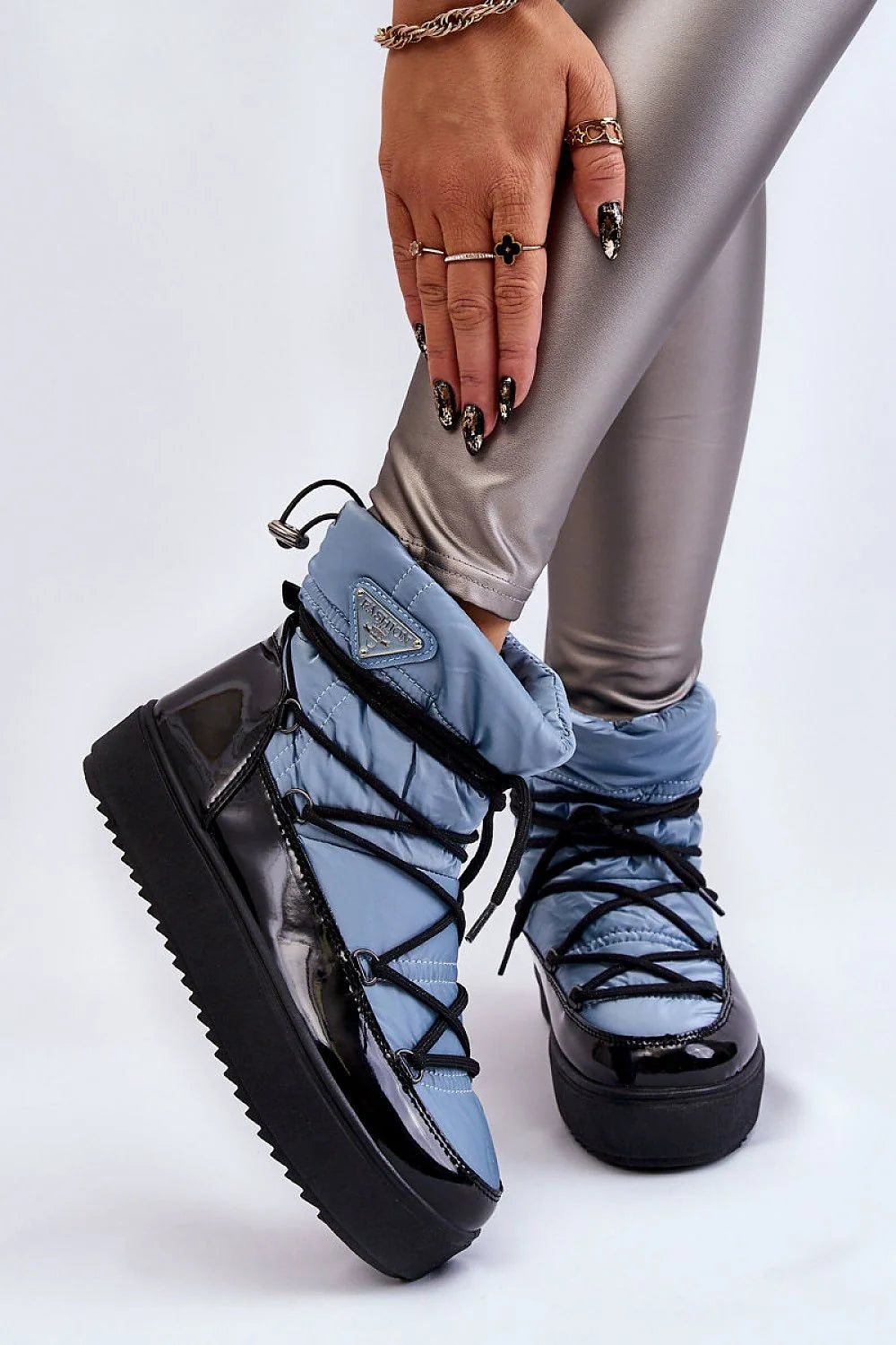 Bottes de neige Step in style pour femmes, style moderne urbain, matelassé bleu pastel, semelle épaisse caoutchouc, doublure fourrure, lacets noirs, finitions élégantes, confort thermique, protection froid, idéales urbains