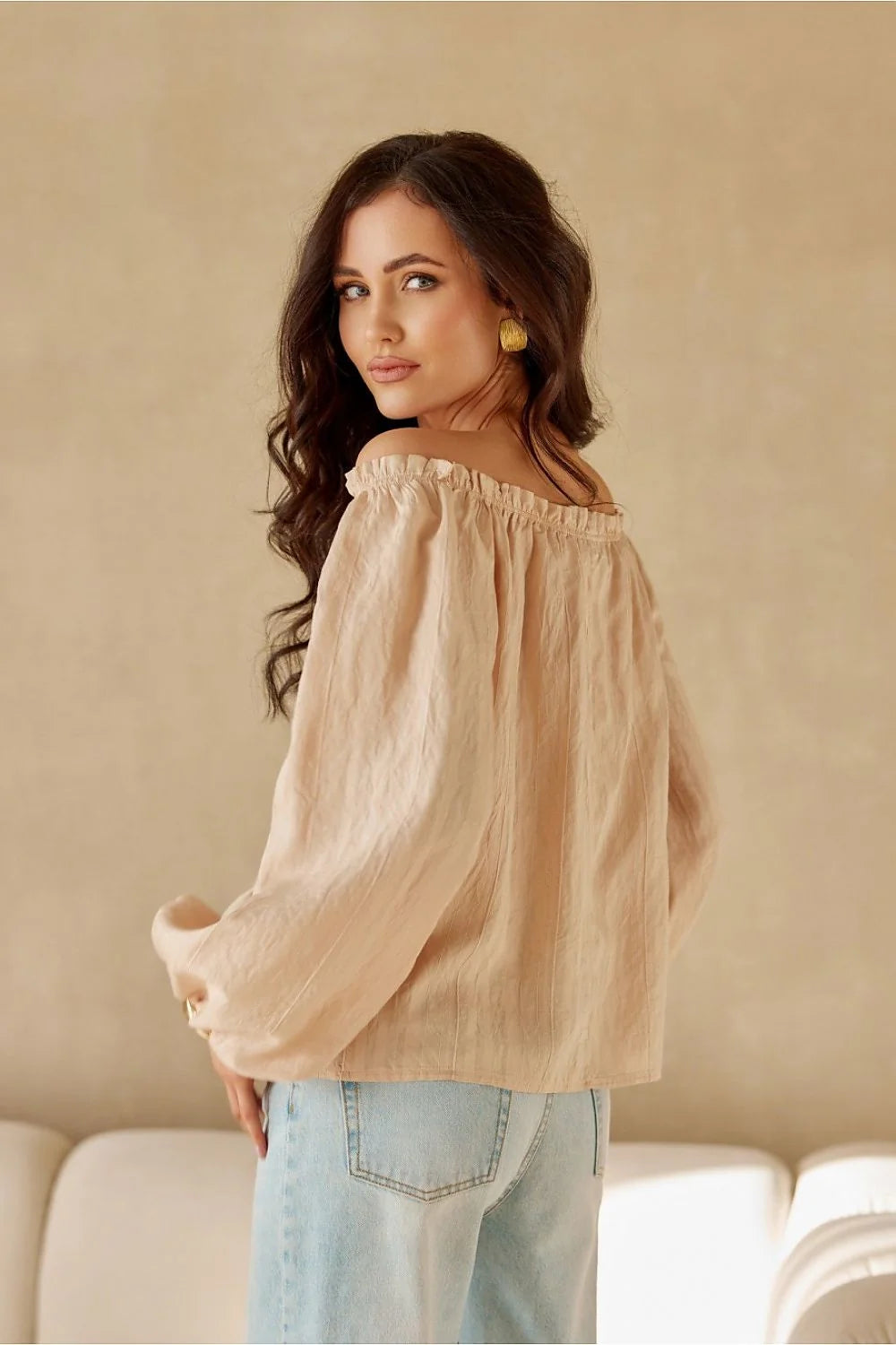 chemisier Roco bohème nude viscose léger froissé encolure Bardot épaules dénudées manches longues bouffantes élastiqués applique fleur coupe ample fluide