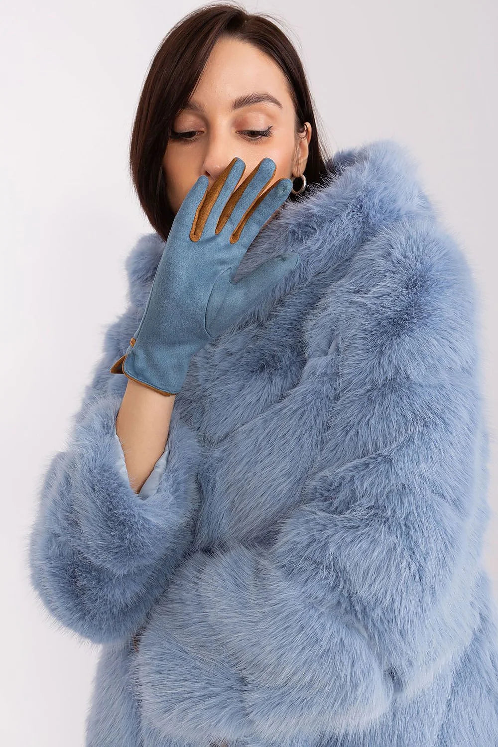 gants femme suède bleu ciel ajustés poignet court empiècements contrastants brun tressé broderie florale pouce index fentes stretch