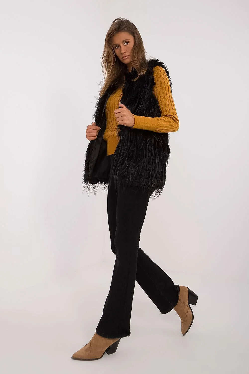 Gilet en fausse fourrure noire sans manches pull tricot ocre côtelé ensemble mode féminin hiver élégance casual confort
