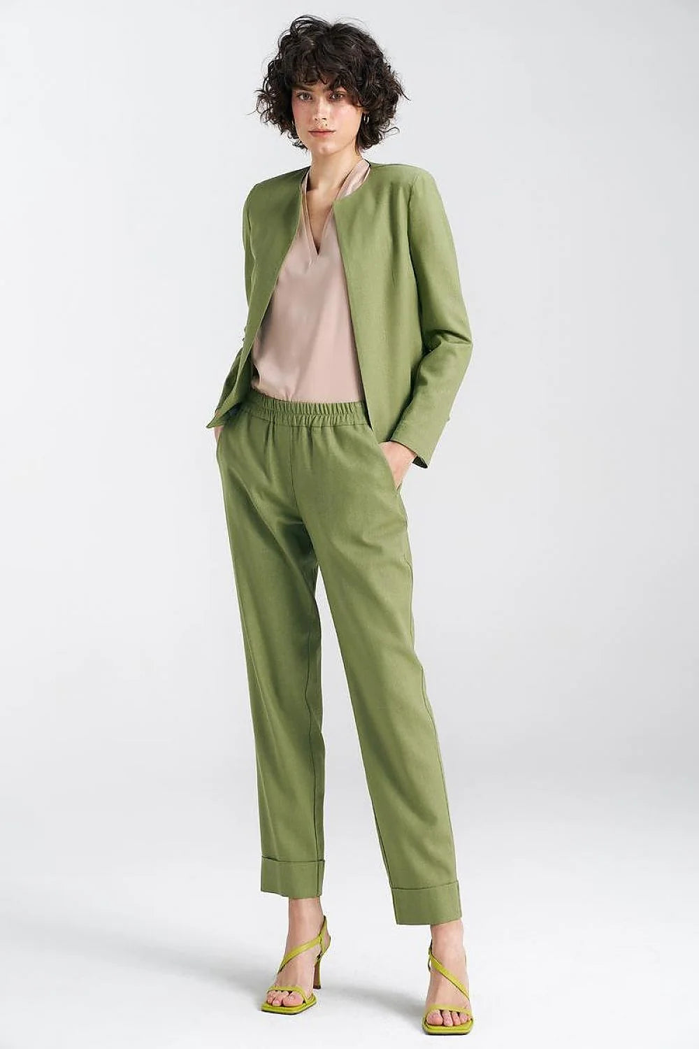 Blazer femme Nife en vert pistache, ensemble trois pièces, coupe moderne, style élégant, matières naturelles, occasion professionnelle ou décontractée
