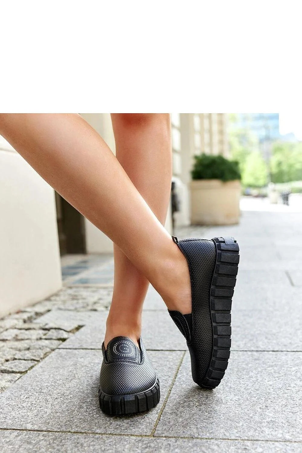 Chaussures basses modernes pour femmes design fonctionnel couleur noire matériau mesh semelle épaisse style slip-on confortable pour quotidien et occasions spéciales durables