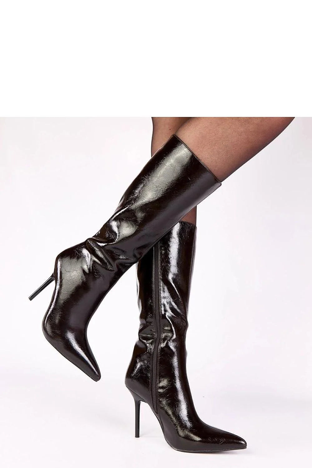 bottes montantes vernis noires talon aiguille 10cm bout pointu tige 32cm coupe slim effet plissé brillante silhouette élancée