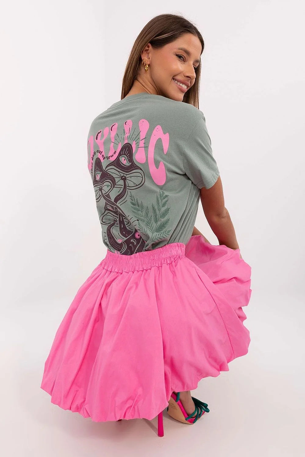 T-shirt graphique audacieux et jupe évasée rose vif femme ensemble mode moderne