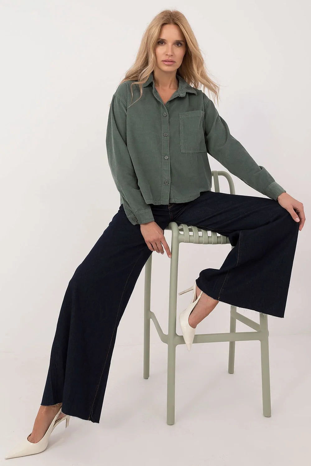 Chemise féminine manches longues style casual couleur vert foncé coton coupe ample col classique poche poitrine