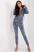 ensemble Relevance velours bleu gris femme veste pantalon capuche zippée dorée broderie discrète slim taille élastique