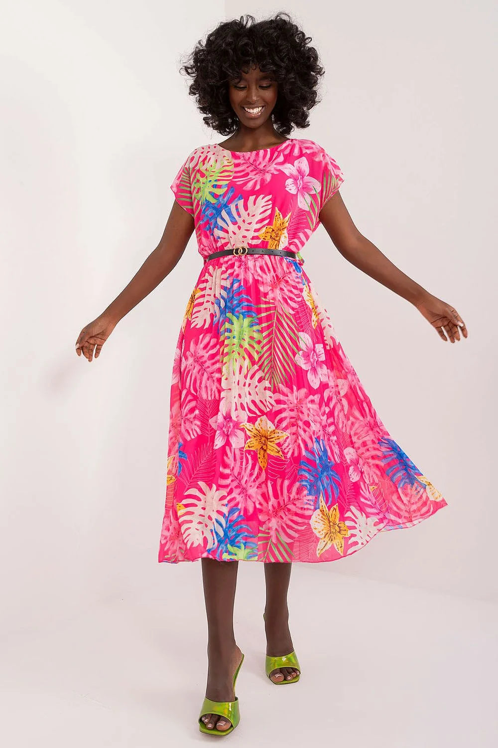 Robe d'été vibrante motifs tropicaux rose base fleurs exotiques polyester viscose manches courtes encolure ronde taille ajustable sandales vertes femme plage soir