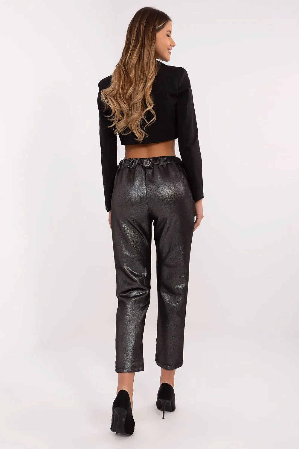 Tenue femme chic moderne veste cropped col revers noir pantalon droit métallisé argenté