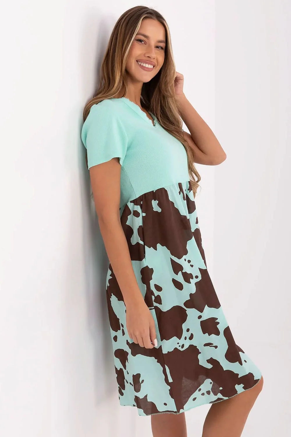 Robe de jour Italy Moda bicolore mint et marron motif tâches vache V-neck manches courtes femme