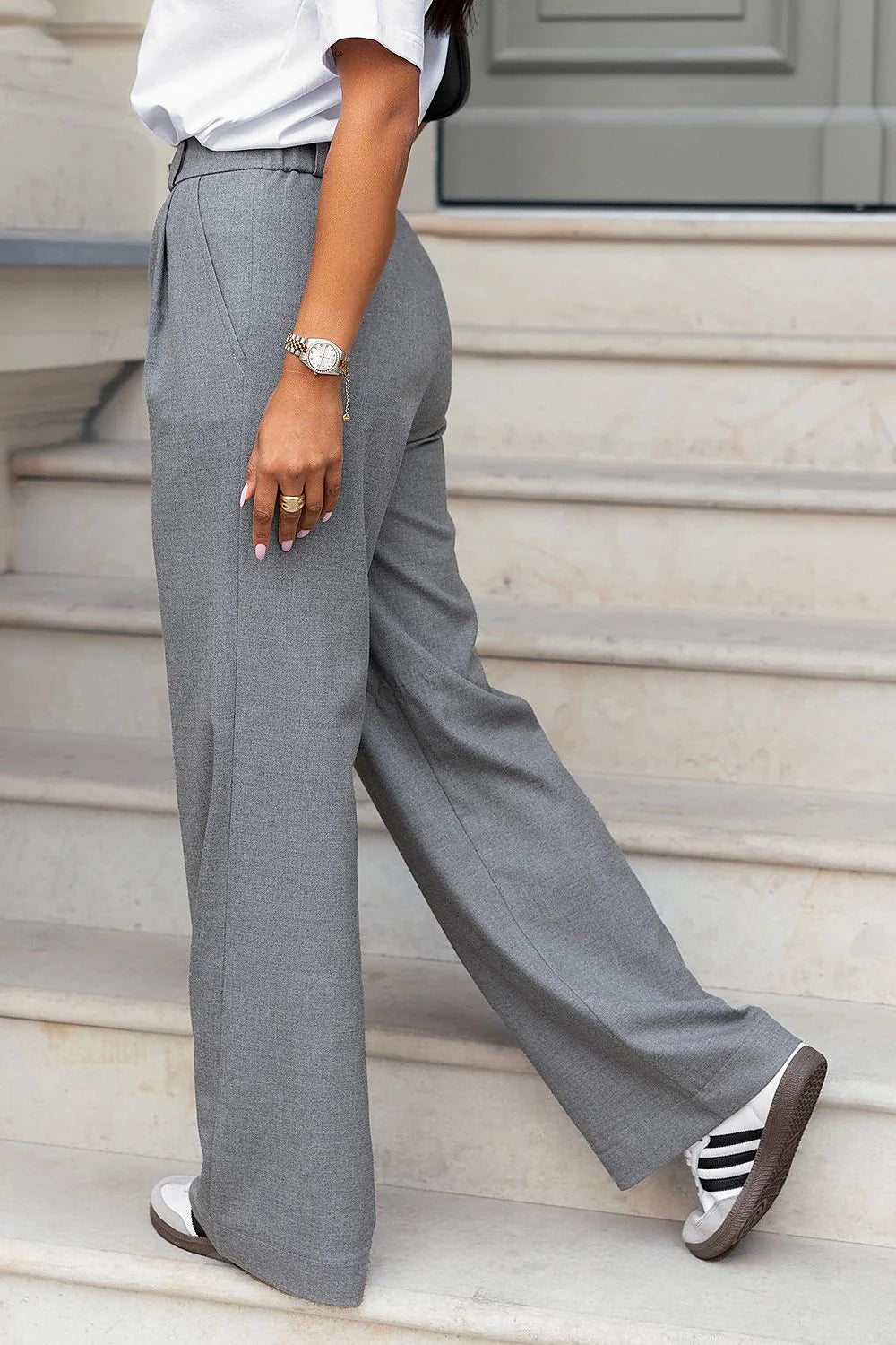 Pantalon femme élégant long taille haute ample gris clair pinstripes ceinture intégrée confortables occasions multiples style moderne