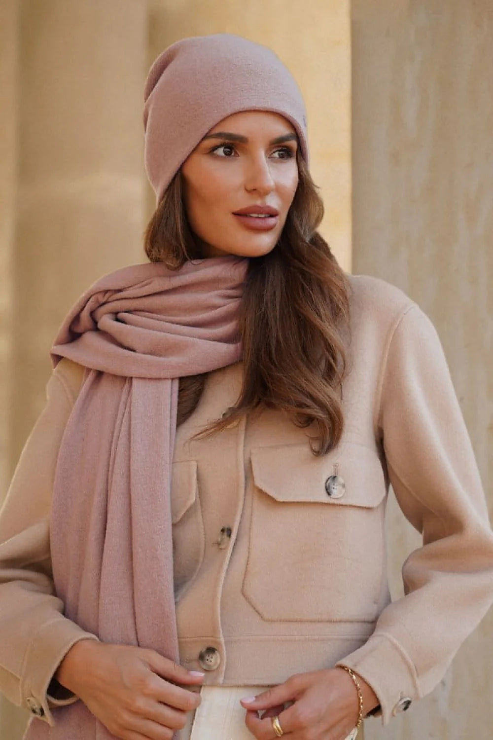 Ensemble chic pour femmes veste courte ajustée bonnet écharpe laine rose poudré beige clair hiver automne mode élégant