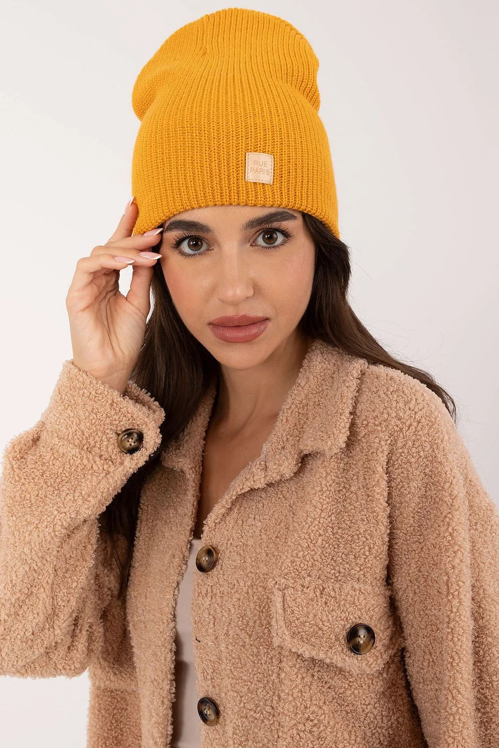 Bonnet et manteau Rue Paris en acrylique et polyester, style casual, couleur moutarde et beige, écusson discret, boutons élégants, mode hivernale