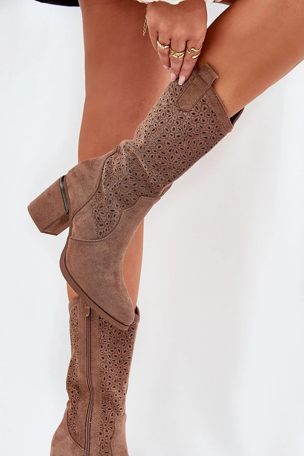 bottes femme mi mollet suédine taupe talon bloc moyen bout pointu motif floral perforé laser fermeture éclair latérale
