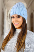 Bonnet en tricot pour femmes motif torsadé classique couleur bleu pâle matériau doux et chaud finitions soignées style élégant coupe ajustée