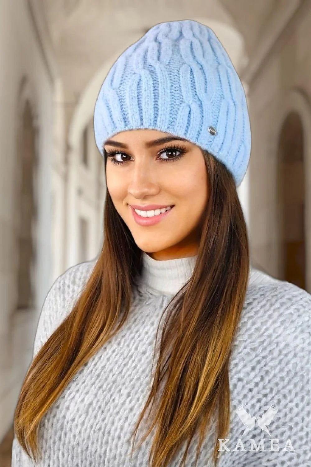Bonnet en tricot pour femmes motif torsadé classique couleur bleu pâle matériau doux et chaud finitions soignées style élégant coupe ajustée